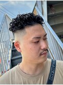 七三オールバックかき上げヘアツーブロックツイストパーマメンズ