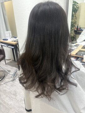 ウイ バイ ファースト 北四番丁店(u'i by first) ロングレイヤー/グレージュ柔らかヘアー