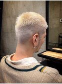2116ホワイトブロンド刈り上げショートバーバーフェザーショート