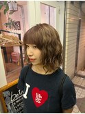 ブラウンカラーのベースにパーマをかけてこなれ感を出すヘア