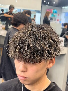 フィフス トウキョウ (fifth TOKYO) 渋谷波巻きパーマメンズカットハイライトマッシュスパイラル