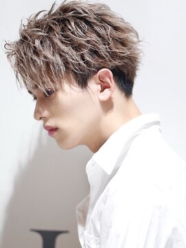 束感マッシュショート×ハイトーンカラー