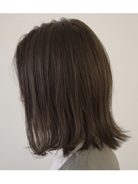 イル(iLu.) 切りっぱなしボブ＋外国人の地毛風カラー