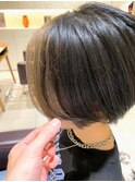 ショートボブのフェイスフレーミング×ミルクティーベージュ