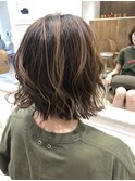 スタイリングが簡単！外国人風ハイライト無造作ショートボブ