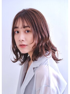 ラウレア(LAULEA) ミディアムさんの毛先パーマはこれ!こなれ感のある大人レディに