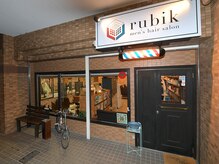 ルービック(rubik)の雰囲気（柔かな日光が差し込む明るい店内）