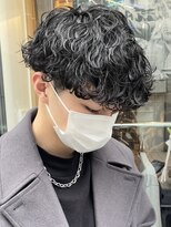 マグ カーネ バイ フィフス(Mag KANE by fifth) 波巻きスパイラルパーマメンズマッシュセンターパート刈り上げ