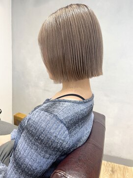 エミス バイ メルト 吉祥寺(emis by melt) 【吉田江梨】顎下外はねボブミルクティーグレージュブリーチ小顔