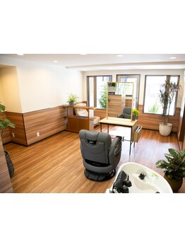 入口からトイレまでバリアフリー完備。セット面でそのままシャンプーできる楽チン仕様が嬉しい♪