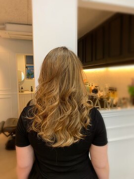 DAMANI 表参道 髪質改善/ヘッドスパ/ハイライト/白髪染め/白髪ぼかし/縮毛矯正 似合わせカット/ミディアムレイヤーカット[表参道駅]