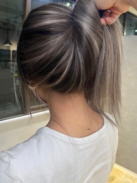 メリー オオサカ(Merly Osaka) アップスタイルが可愛いバレイヤージュ_くすみホワイトアッシュ_