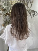 大人可愛いプラチナグレージュハイライトセミロングウルフ