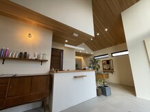 ピースノーブ(Peace nove)の雰囲気（木の温もりで落ち着ける店内）