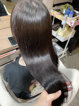 エン(En,) ダークブラウン×うるツヤストレートスタイル◎