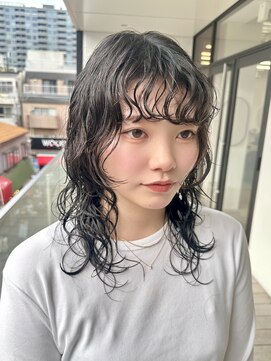 ホロ(hollo) ロングウルフパーマ顔まわりレイヤーカットブルーブラック