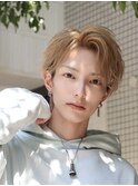 メンズヘア耳掛けアップバングウルフツーブロックベージュカラー
