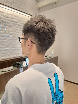 ミック ヘアアンドメイクアップ 高田店(miq Hair&Make up) シルバーグレイ/ツーブロック/ソフトモヒカン/刈り上げ/短髪