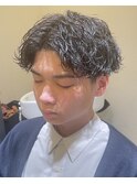 黒髪波巻きスパイラルパーマツーブロックセンターパート