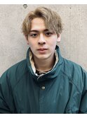 センターパート　ハイトーン　ミディアムヘア　ストリート