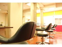 ヘアー ディセ ヴェリノ 美容室(hair di-s'e Verino)の雰囲気（開放感のある店内で、落ち着きながら癒しの施術を。）