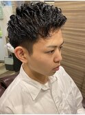 黒髪ショート刈り上げハードスタイルツーブロメンズ無造作パーマ