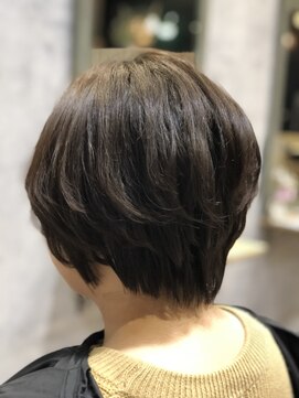 クシュ 所沢東口店(kusyu...) カーキグレージュマッシュショートボブフェザーバングヘナ(所沢)