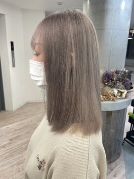 ルーブ トウキョウ(Loob. TOKYO) ミルクティーグレージュ.ミディアムボブ(ハイトーンカラー.池袋)