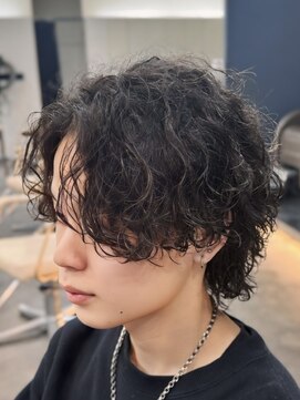 バース バイ ハピネス(BIRTH by happiness) 韓国へアカルマパーマワックスなしセンターパート黒髪ウルフ