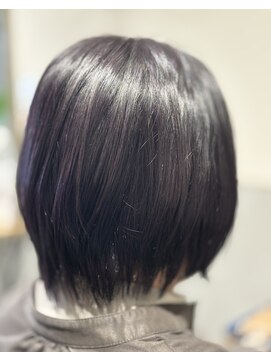 アンジー(Angee) ヴァイオレット×ピンクで、ツヤとやわらかさのある上品ボブ