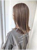 髪が柔らかくみえるグレージュ系ハイライトスタイル★藤原