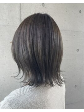 アチーブリス(achieve Liss) 透明感透け感アッシュグレー黒髪暗髪 外ハネくびれショート