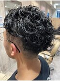 強めカールのおしゃれパーマ+ツーブロックフェード