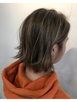 ルートヘアー(Root Hair) ハイライトでスモーキーアッシュベージュ♪