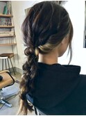 インナーカラーゴールドヘアアレンジフィッシュボーン編みおろし
