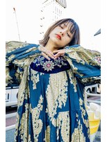 レゴ(REGO)&nbsp;グレージュカラーシルキーべージュ、デザインカラー斜めバング