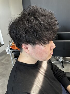 ヒュイル バイ ニアウ(Hwyl by Niau) メンズマッシュパーマシャドウパーマスパイラルパーマ刈り上げ