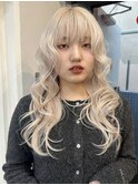 ホワイトブロンド巻き髪！