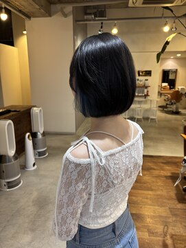 ロカリタ キョウト 四条大宮店(ROCAReTA kyoto) ころんとしたボブ×青色インナー(ブリーチあり)