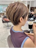 大人ハイライトの耳掛けショートボブ