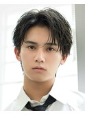 ツーブロック黒髪フェザーニュアンスセンターパート耳掛け