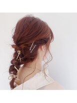 ノノリリ(NONORIRI)&nbsp;透明感深みレッド×愛されゆるふわ編みおろしヘアアレンジ