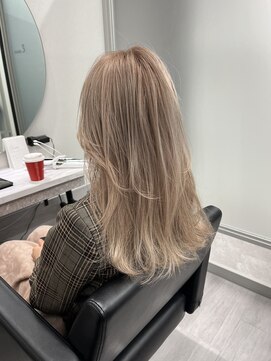 ウム(umu.) 【umu. hair  salon】layer×white beige