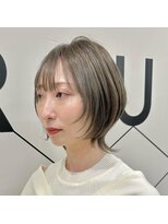 シシ 大宮(She 2.) 大人ショートボブ/ホワイトグレージュ/ブリーチ/ダブルカラー