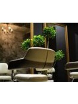 【LOVESTRUCK】ベビーカーも隣に置ける広々とした個室あり♪女性誌にも掲載される大人気の隠れ家サロン★