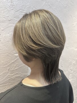 白髪ぼかしハイライト×ウルフカット【西武新宿駅】【駅近】