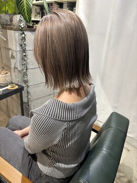 イル(ill) ダブルカラー ミルクティーベージュ ボブ 外ハネ 大須