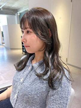 アム(amu) オリーブグレージュ/カーキベージュ/顔まわりレイヤーロング