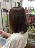 明るめグレイカラーのナチュラルボブ