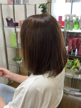 美容室シュガー 明るめグレイカラーのナチュラルボブ